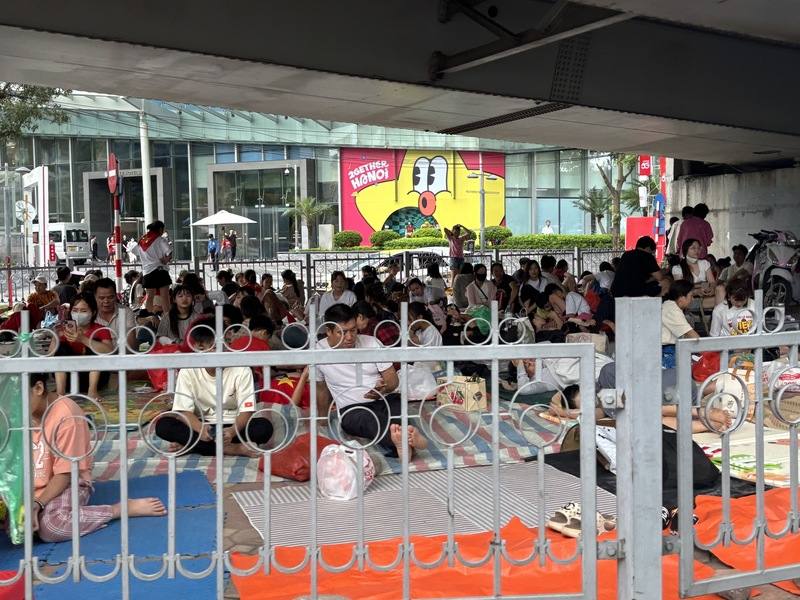 越南國慶前夕，29日下午兩點，路邊開始出現塑膠小椅凳、鋪平的紙箱，天橋下人潮席地而坐，慢慢聚集，為的就是等待隔天一早即將路過的大閱兵預演。