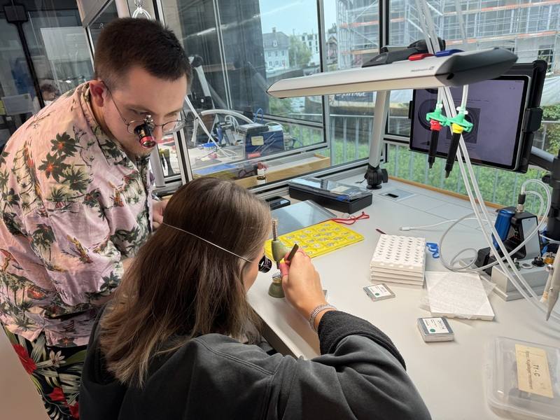 組裝腕錶需要高度專注力，確保零件準確裝入位置。黃慈育自創品牌的製錶師在專業合作下完成任務。