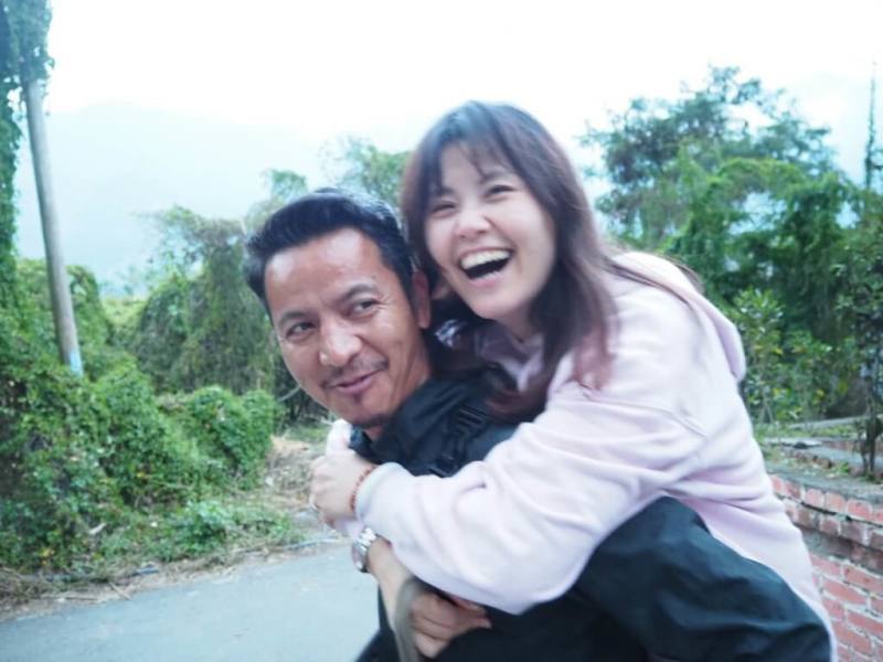 定居台灣滿1年的巴桑頓珠（Pasang Dhondup）（圖左），和關注社會議題的妻子（圖右）一同走訪南投東埔部落，他在協助西藏流亡政府駐台辦事處的新聞工作之餘，充分體驗台灣的多元文化。（巴桑頓珠提供）