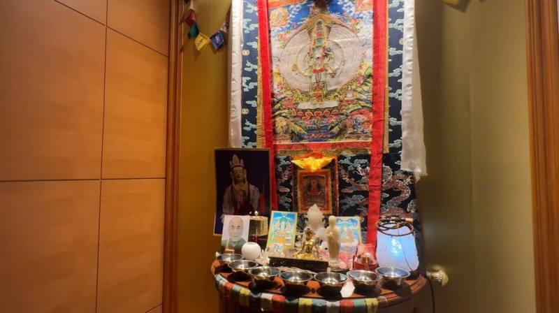 藏人巴桑頓珠（Pasang Dhondup）在台灣家中設置佛壇，供奉藏傳佛教唐卡與供品，延續流亡藏人的文化與信仰。（巴桑頓珠提供）