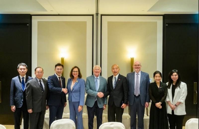 美國聯邦參議院軍事委員會主席韋克爾（中）、參議員費雪（左4），今天與立法院長韓國瑜（右4）、副院長江啟臣（左3），以及國民黨立委徐巧芯（右2）、陳永康（左2）、民進黨立委陳冠廷（左1）、民眾黨立委林憶君（右1）等人進行早餐會。 （徐巧芯辦公室提供）