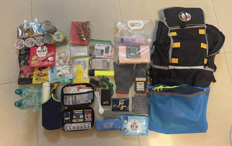 緊急避難包話題夯，消防署長蕭煥章首度公開個人避難包，物品以精簡、環保為原則，佛珠和經書則是他的精神寄託。（蕭煥章提供）