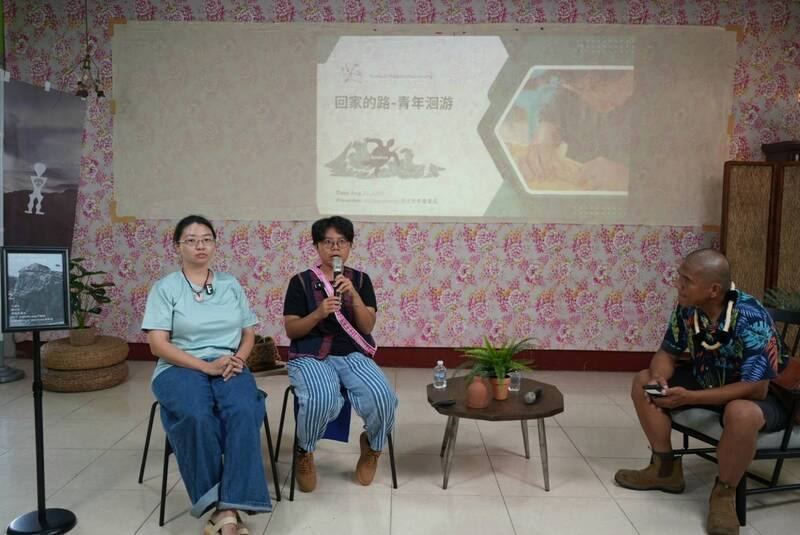 2025屏東南島文化節系列活動「Sepi夢想落地講座」30日在牡丹鄉高士部落登場，作家撒可努（右起）、高士部落青年會長李恩屏以及藝術創作者華伊達與會分享文化實踐與生活故事。