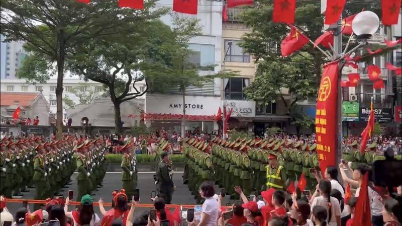 越南八月革命暨國慶80週年前夕，30日一早閱兵儀仗踩著整齊劃一的步伐通過，贏得民眾的高聲歡呼喝采。越南民眾等待一晚，就為了這熱血的瞬間。