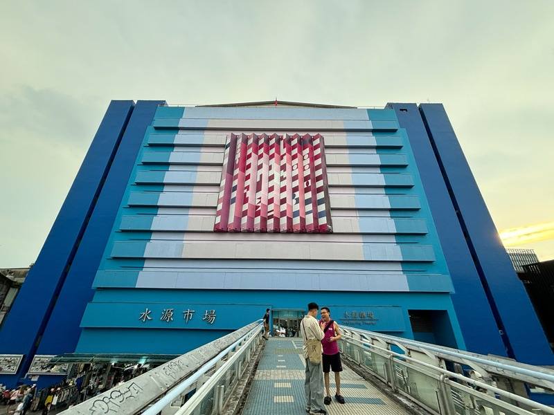 台北市水源市場外牆公共藝術「水源之心」耗時1年重製，目前已優化完成，運用57種顏色呈現台北市花杜鵑花意象，重生為「水源之心．花漾水源」。