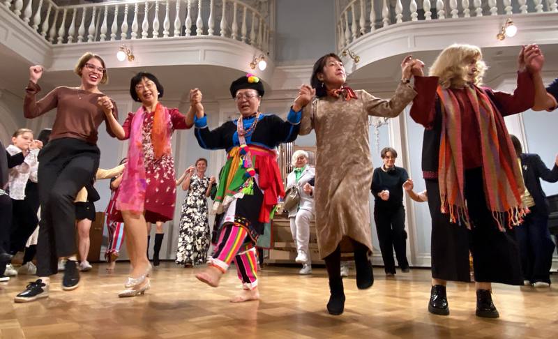 Grace Lo (second left), Taiwan’s representative in Russia, takes part in a dance with Taiwanese Indigenous artists at the Moscow Conservatory, Russia on Saturday. CNA photo Aug. 30, 2025