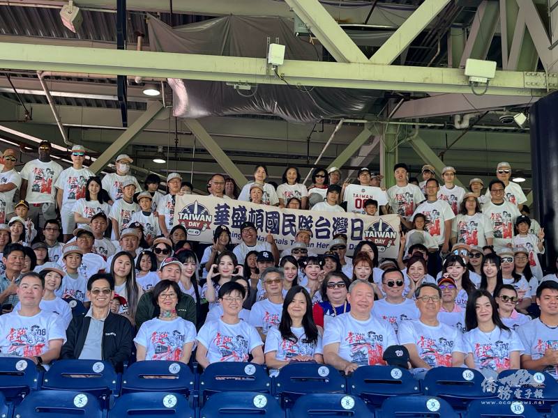 駐美代表俞大㵢夫婦和兩位公使、活動主辦方成員及眾多本地僑胞們合影