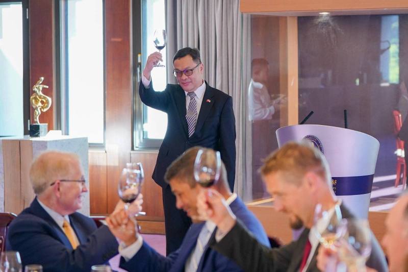 外交部政務次長陳明祺向美國聯邦參議院軍事委員會主席維克（Roger Wicker）訪問團舉杯致意。