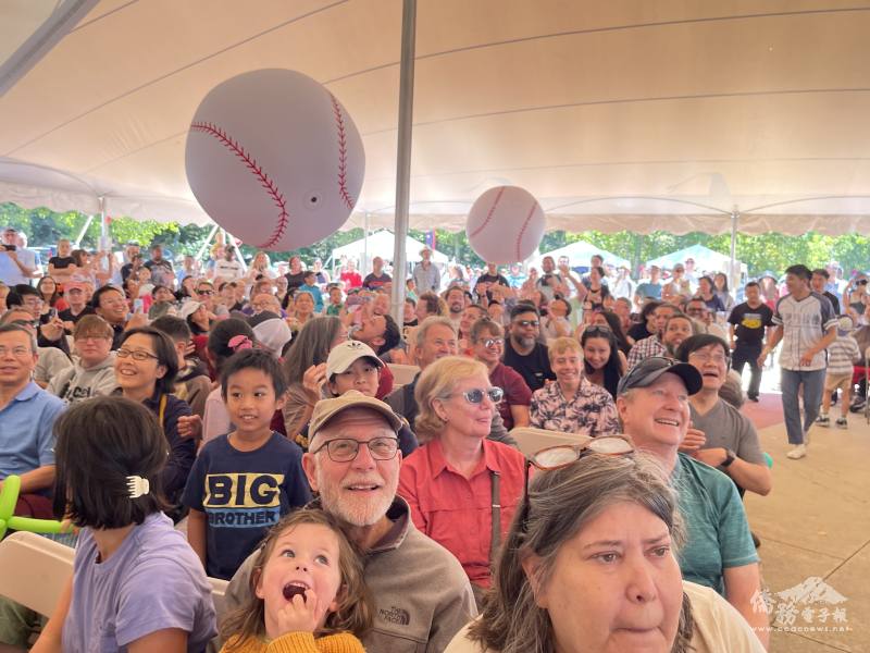 訪團與現場民眾互動熱絡