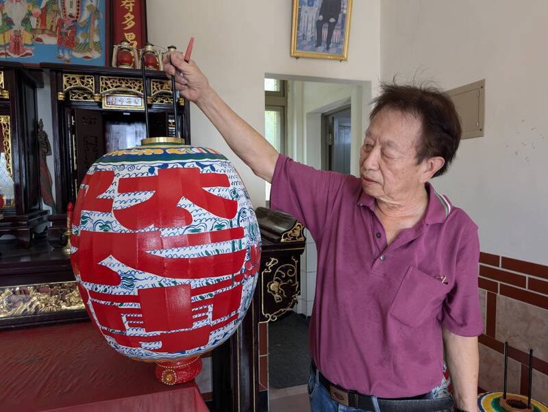 金門當地傳統嫁娶習俗，新郎需要準備「子婿燈」，又名「新郎燈」，古崗匠師董天補自學製燈技術，其子董騰祥（圖）接續傳承。圖為董騰祥說明新郎燈上燈號、圖案意涵。