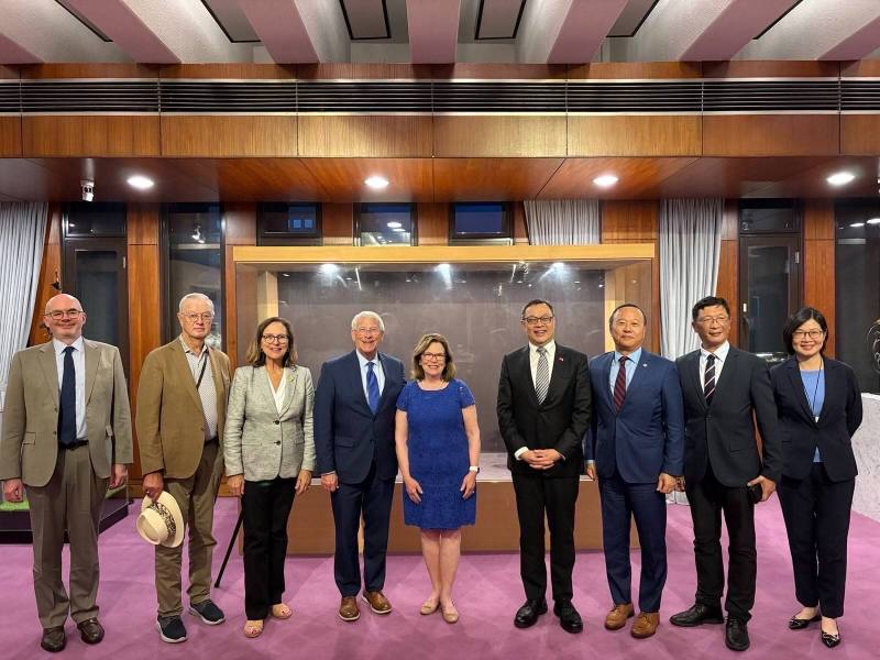 外交部政務次長陳明祺（右四）與美國聯邦參議院軍事委員會主席維克伉儷（左四及中）、聯邦參議員費雪伉儷（左三及左二）及與宴貴賓合影。