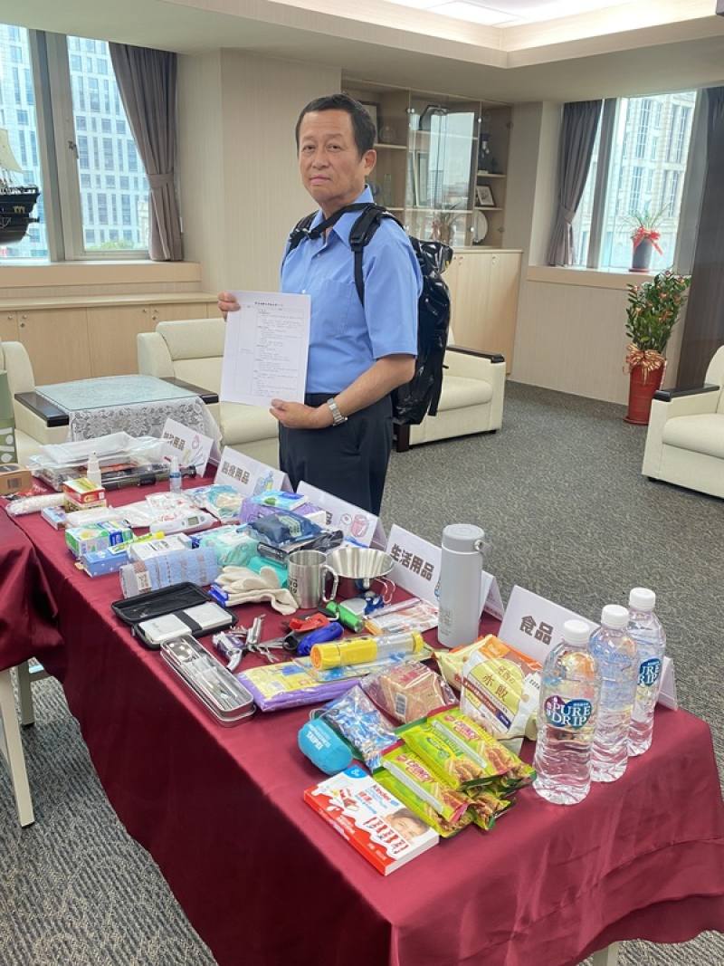 緊急避難包內容物五花八門，台北市消防局長莫懷祖（圖）建議每6個月在家進行避難演練，以此經驗精進、汰換避難物資，且有防災標識的產品更妥當。