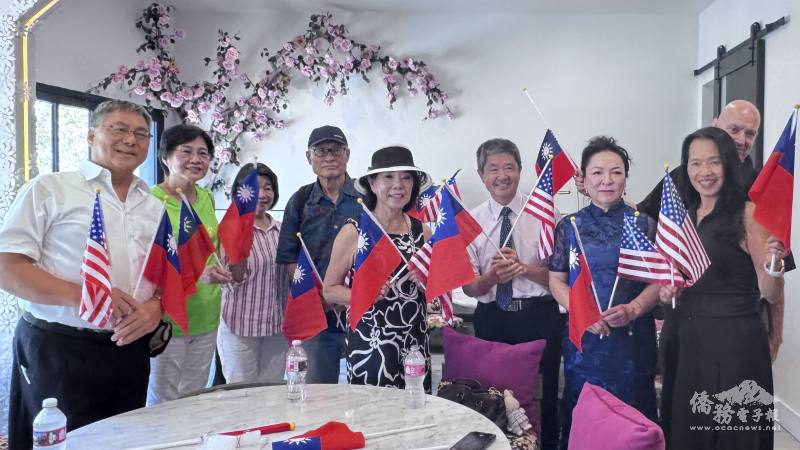 海關會成員舉著中、美國旗展現回饋社區的熱情