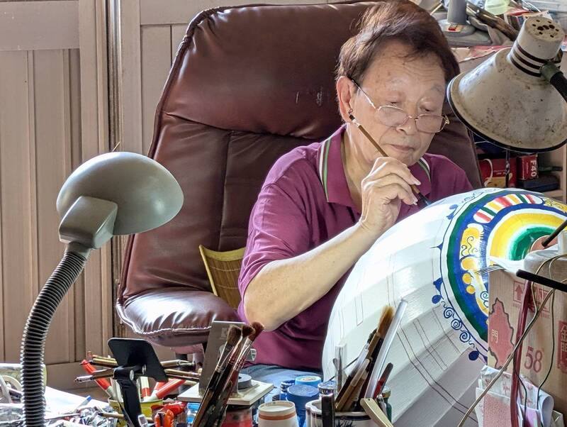 依金門傳統嫁娶習俗，新郎需準備「子婿燈」，於婚禮當日由晚輩提著燈籠為前導隨隊遊街迎親，所以子婿燈也被稱作「新郎燈」，第2代匠師董騰祥（圖）傳承父親技藝，至今仍以全手工製作新郎燈。