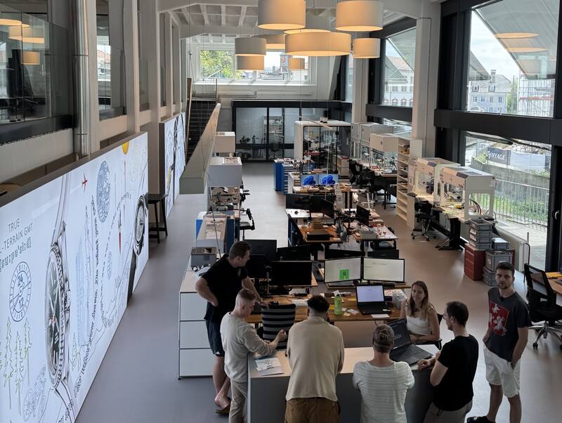 黃慈育自創鐘錶品牌，位於瑞士的廠房採開放式，團隊成員來自10多個國家。