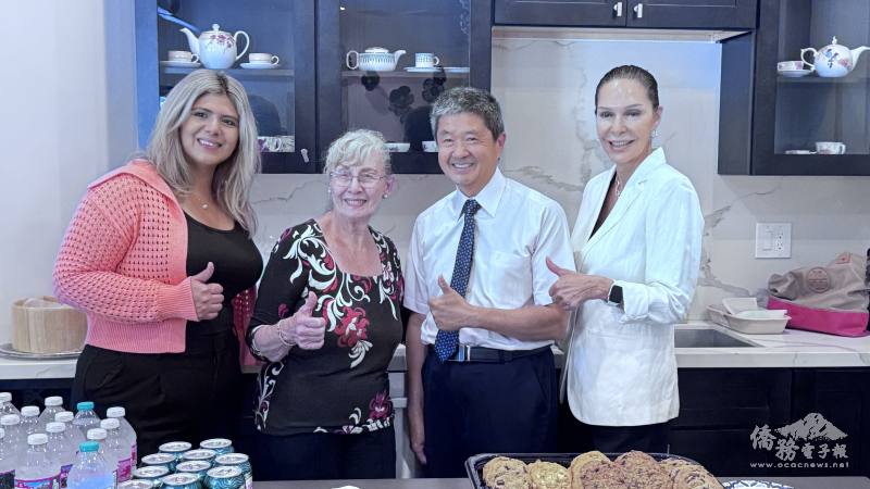 蘇俊成（右二）讚揚HOPE創辦人Gayle Knight（左二）、董事長Lila Jenkins（右一）奉獻服務的精神