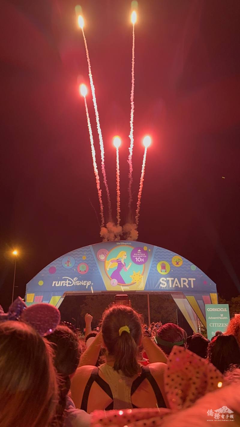 清晨五點煙火施放後萬人路跑展開