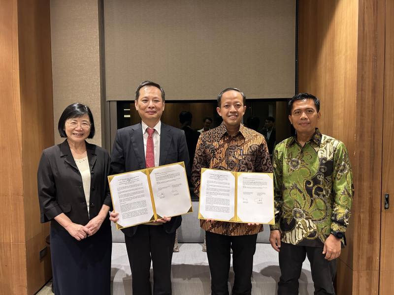 會議紀錄簽署(左起：農業部國際事務司蕭司長柊瓊、駐印尼代表處洪大使振榮、駐台北印尼經濟貿易代表處Arif Sulistiyo代表、印尼農業部國際事務司Ade Candradijaya司長)