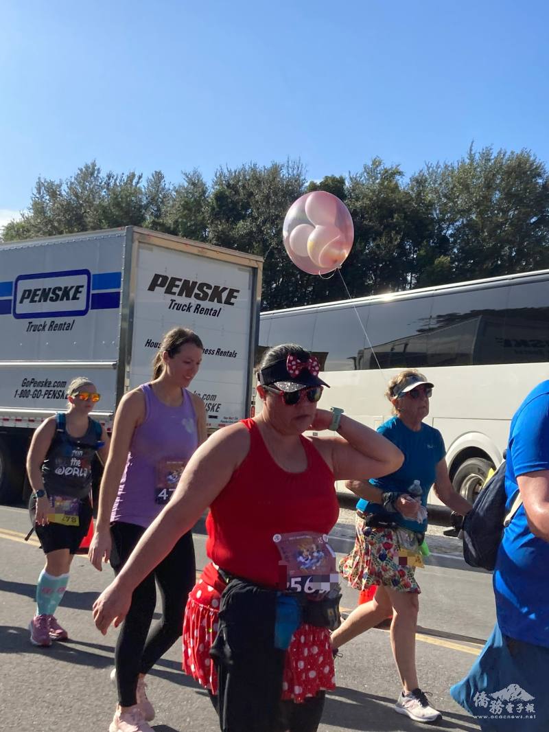 小心，氣球小姐就在你身旁！