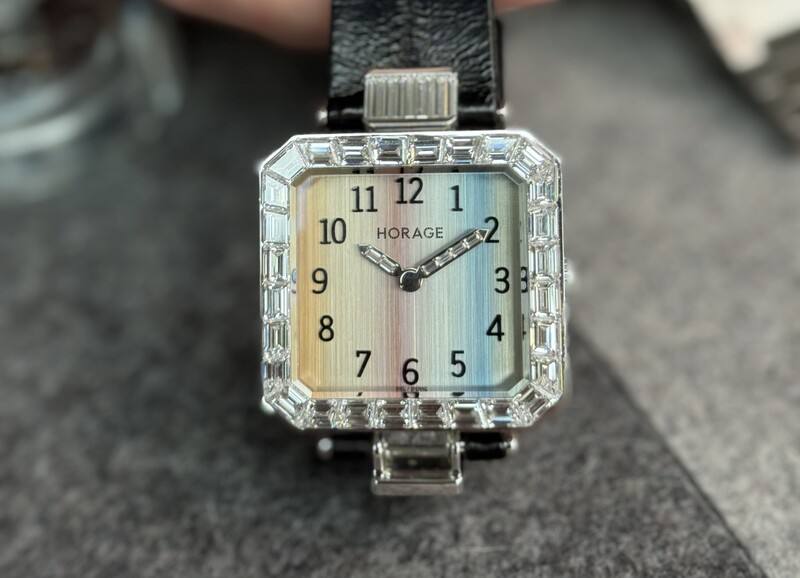 黃慈育自創鐘錶品牌HORAGE，使用的鑽石來源講究產地可溯源、符合人權價值。公司從設計、零組件生產、組裝到行銷，每個環節都自行把關，開創小公司的大未來。