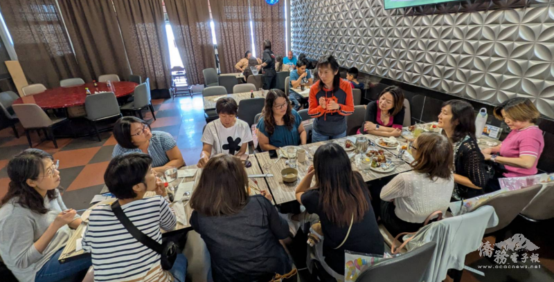 會長劉祖慧解說創會經過與申請成為僑團進度