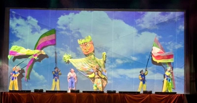 「紙風車368鄉鎮市區兒童藝術工程–永續啟航」持續展開，30日前進宜蘭縣立體育場館前廣場演出，吸引超過2200名親子朋友到場觀賞。（紙風車文教基金會提供）