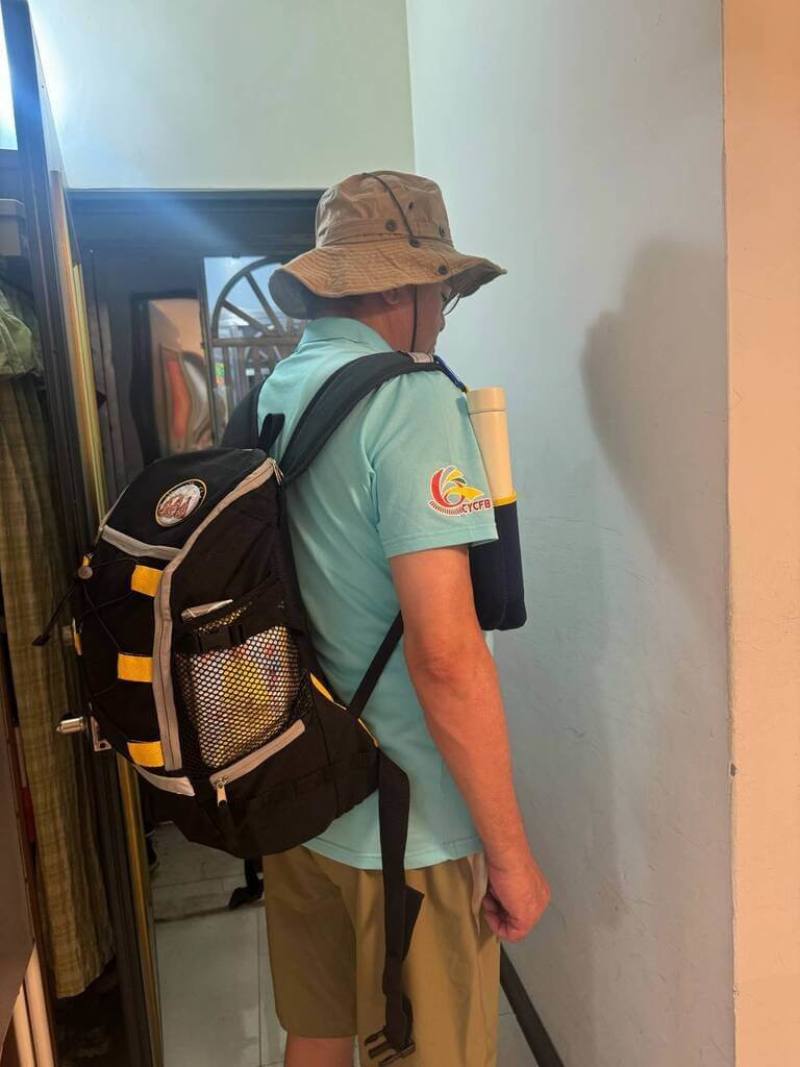 消防署長蕭煥章表示，考量攜帶和行動方便性，選擇雙肩登山包作為緊急避難包，外部設計搭配勾環，可方便水杯、哨子或手電筒等慣用物取掛，整體重量約7公斤重。（蕭煥章提供）