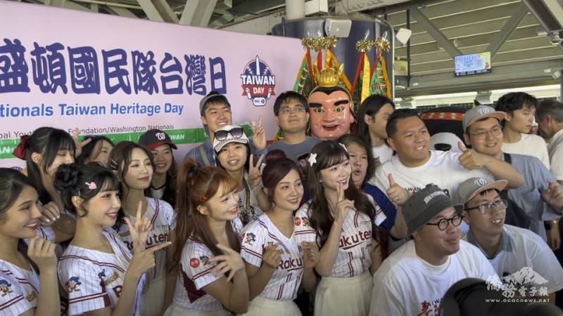 中華職棒樂天桃猿隊啦啦隊樂天女孩與本地僑胞們合影
