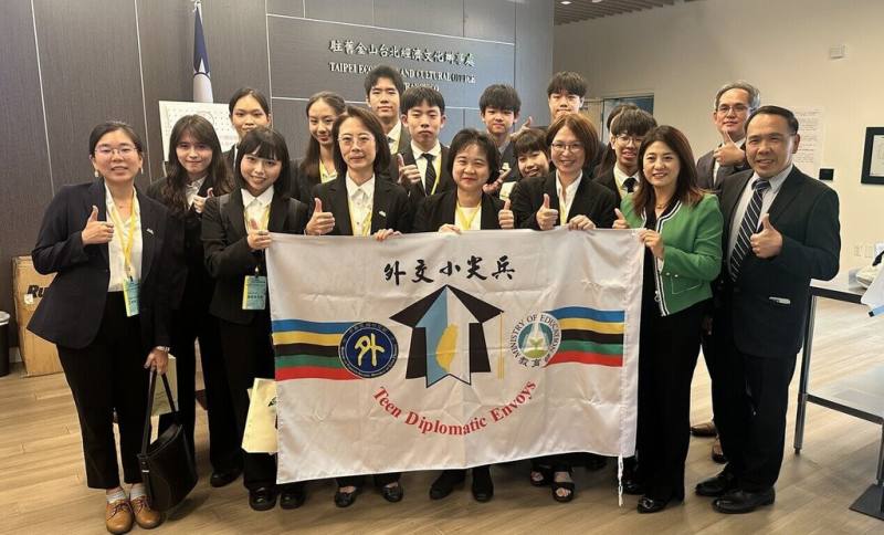 「外交小尖兵訪問團」參訪駐舊金山辦事處。（駐舊金山辦事處提供）