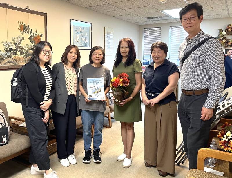 「行動領務」團隊與同鄉會共同會長許雅斐（右3）及董𤦍娟（左3）合影