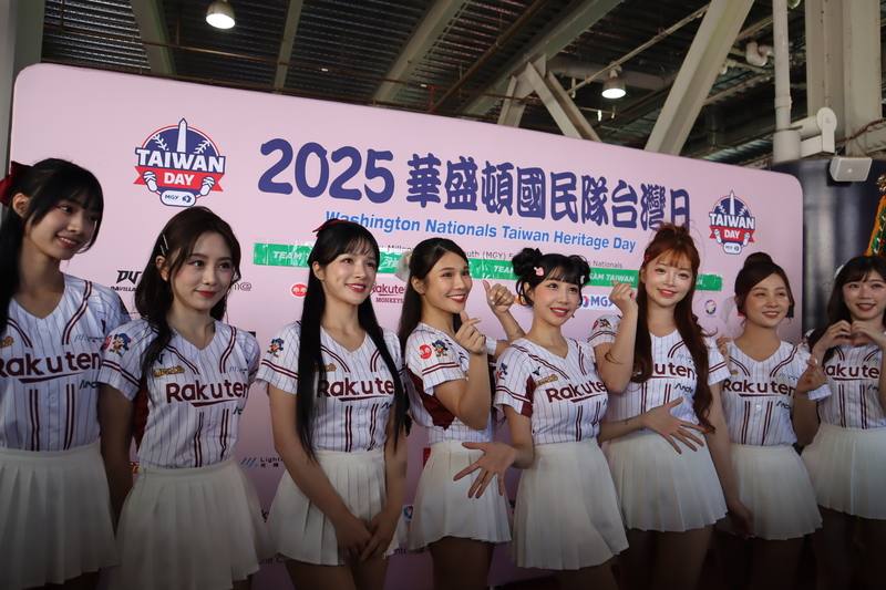 華府國民球場30日舉行「台灣日」，邀請啦啦隊樂天女孩熱舞，展現台式應援風格。