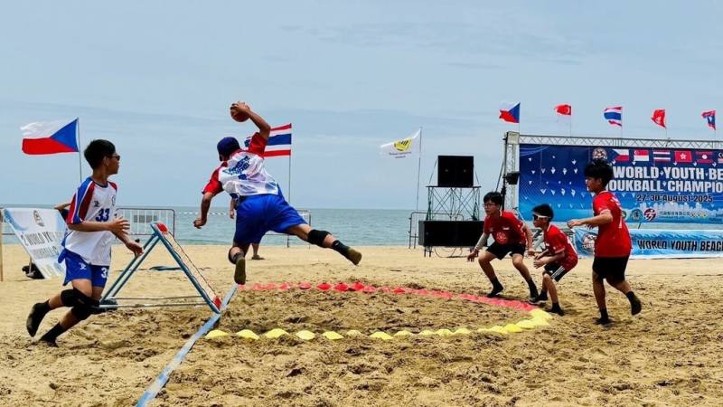 高雄市嘉興國小與嘉興國中27日至30日前往泰國參加2025年世界盃沙灘巧固球錦標賽，奪得M12與M15世界冠軍；2校更以全勝成績奪冠，立下校史里程碑。（高雄市教育局提供）