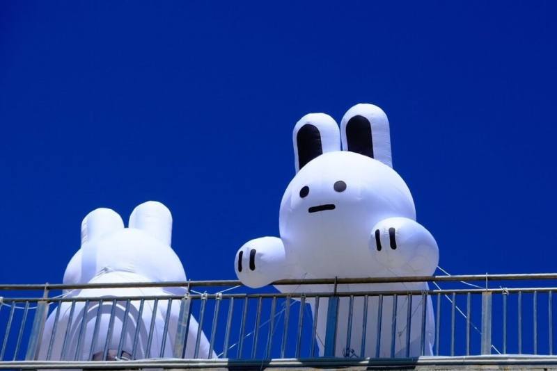 新北市河濱公園9月至10月將推出期間限定裝置藝術作品「兔兔Q」，「兔兔Q」將陪伴民眾在新月橋及新月廣場欣賞河岸美景。（新北市政府提供）