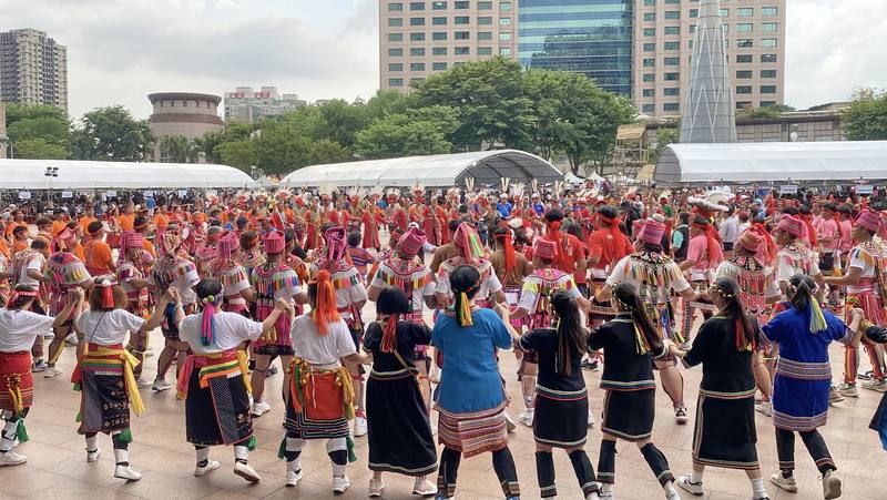 2025新北市原住民族聯合文化活動30日在市民廣場熱鬧登場，以「嶼海交織」為主題，匯聚千人圍舞、熱鬧非凡。