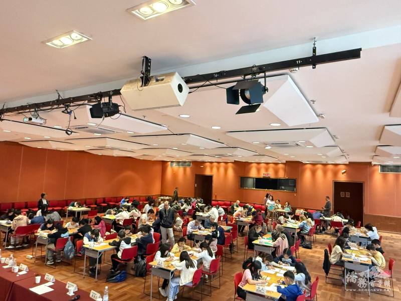 比賽會場凝視專心書寫