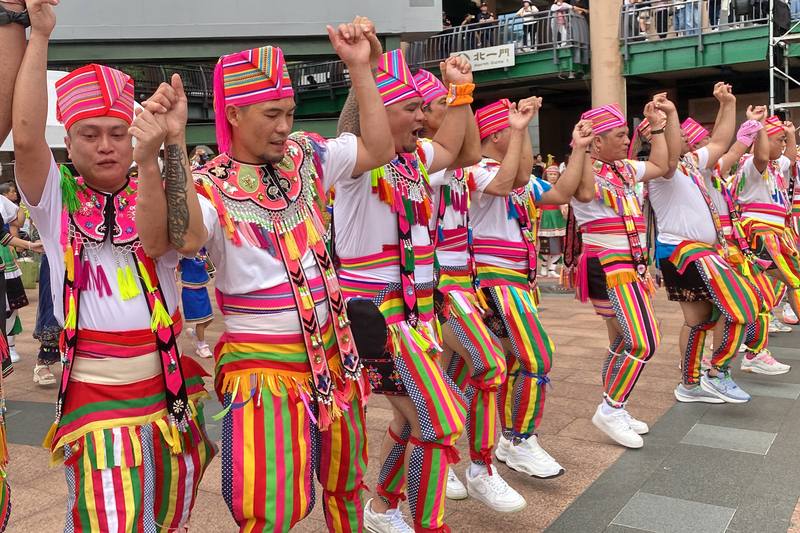 新北市原住民族行政局30日以「嶼海交織」為主題舉辦114年原住民族聯合文化活動，從祈福儀式、大會舞到原住民族樂舞競賽，以多元活動展現原民文化，相當熱鬧。