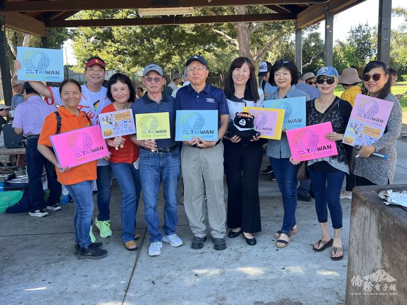 陳溢茂(左四)及貴賓、幹部籲國際正視臺灣參與聯合國決心
