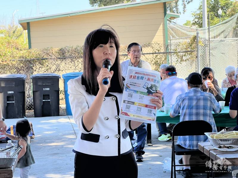 莊雅淑介紹僑委會i僑卡及僑委會六大社群平臺。