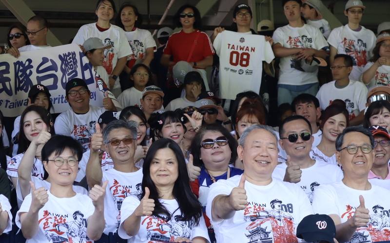 「台灣日」30日挾多樣台灣元素強勢回歸美國職棒大聯盟華盛頓國民隊主場國民球場，駐美代表俞大㵢（前排右2）等人共襄盛舉。