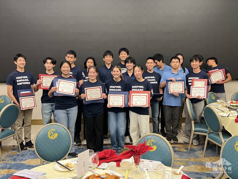 暑期學生實習營結業，優秀學生獲得証書。