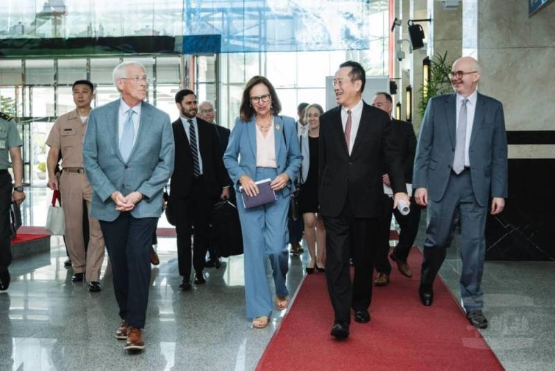 國防部長顧立雄30日接見美國參議院軍事委員會訪團，雙方就深化臺美國防交流進行意見交換。（軍聞社記者陳彥樺攝）