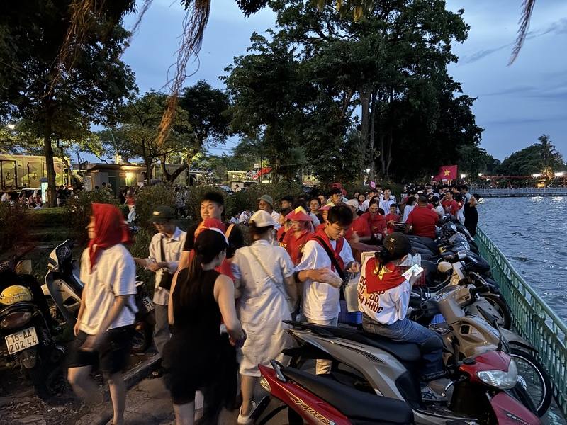 越南九二國慶前夕進行預演，封路柵欄旁人潮熱絡，穿戴國旗的民眾樂於欣賞停在大馬路上的戰車。