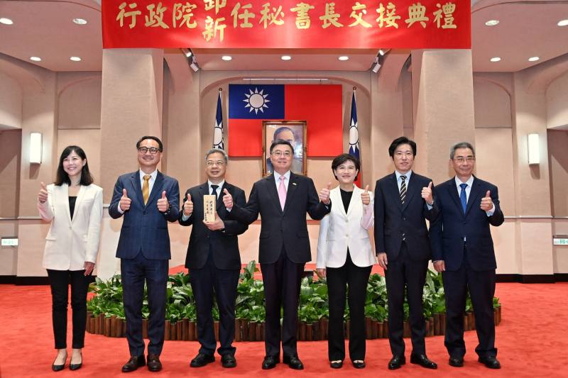 「行政院卸新任秘書長交接典禮」1日於行政院大禮堂舉行