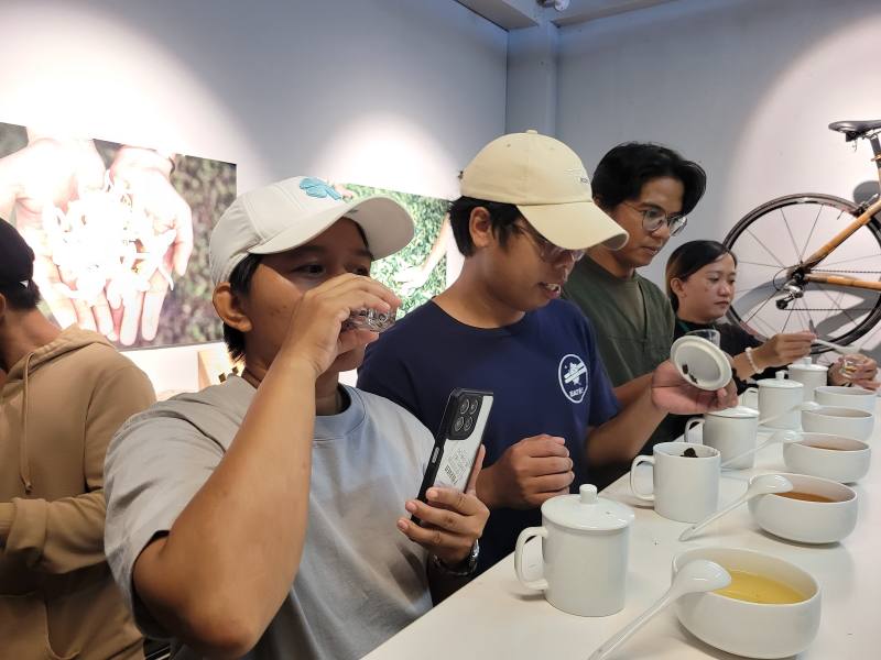 外國青農品評各種舞鶴紅茶及柚花茶，不同風味層次讓青農驚豔