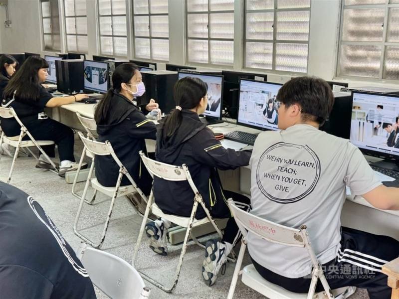 根據國家教育研究院與中央研究院合作研究顯示，近7成國三生曾使用生成式AI（人工智慧）。（中央社檔案照片）