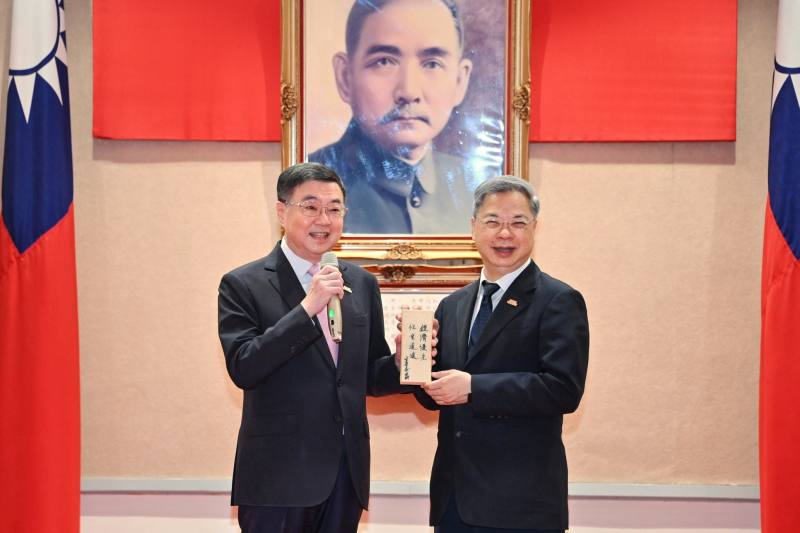 卓院長今日也以神秘嘉賓身分驚喜現身交接典禮，並親贈禮品予龔前秘書長