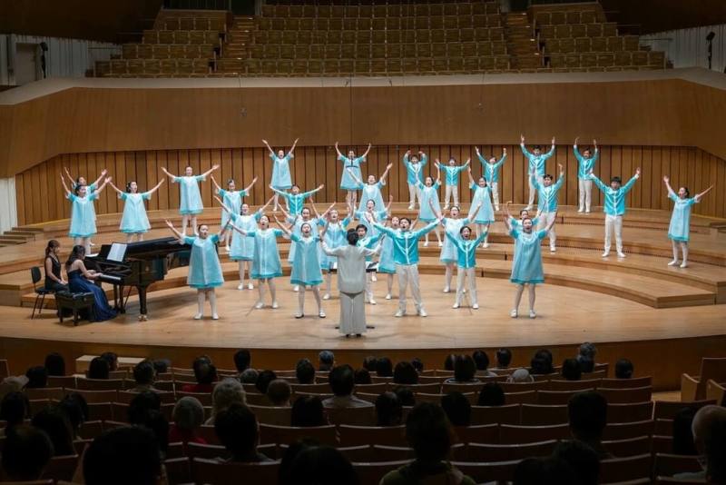 國立客家兒童合唱團「揹帶个愛」專場音樂會，8月31日晚間在高雄市衛武營國家藝術文化中心音樂廳演出，帶來數首新創客家歌曲。（客家公共傳播基金會提供）