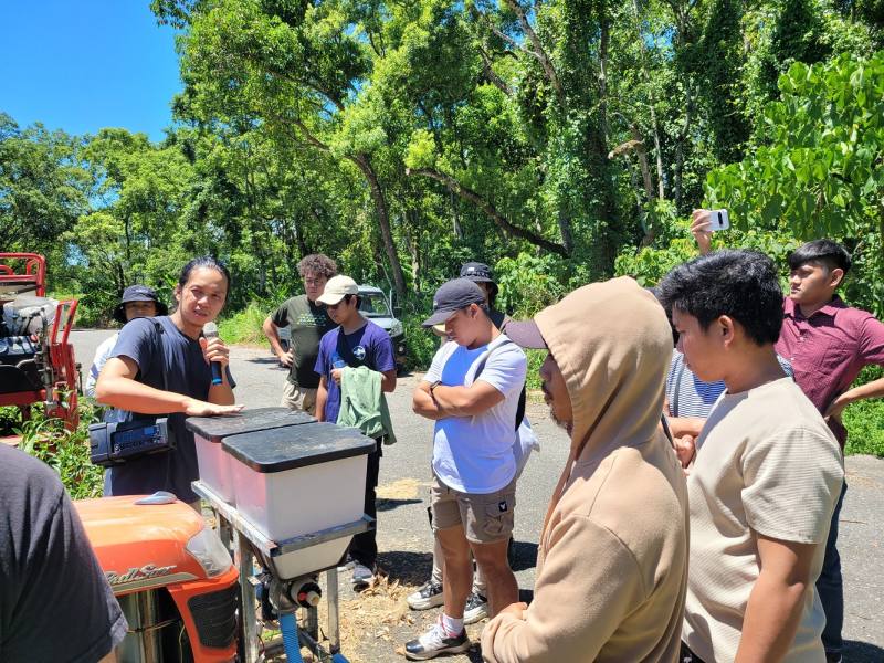 外國青農觀摩乘坐式施肥機等省工機械的操作方式