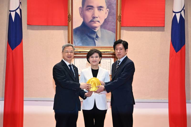 新任秘書長張惇涵在副院長鄭麗君監交下，從卸任秘書長龔明鑫手中接下印信