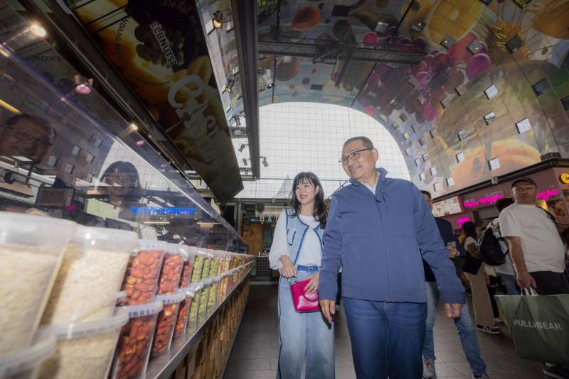 新北市長侯友宜（前右）率團出訪荷蘭、奧地利和捷克，參觀荷蘭鹿特丹Markthal市場，盼將國際經驗融入市府政策。（市府提供）